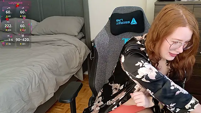 strawberryyfoxie online show from February 2026 02:05:01 PM