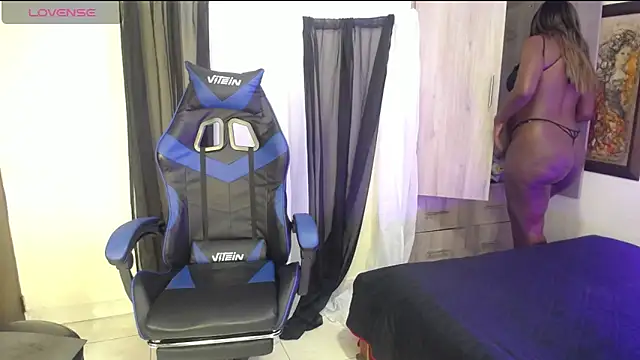 MONIQUE-LAMOUR online show from October 2025 04:24:02 AM