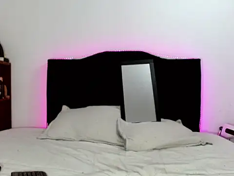 Snapshot of x_isabella_x chatting on November 2025 01:43:02 AM x isabella x online show from November 2025 01:43:02 AM