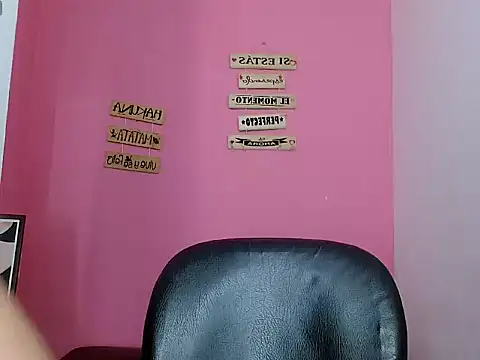 Snapshot of x_isabella_x chatting on November 2025 08:24:01 PM x isabella x online show from November 2025 08:24:01 PM