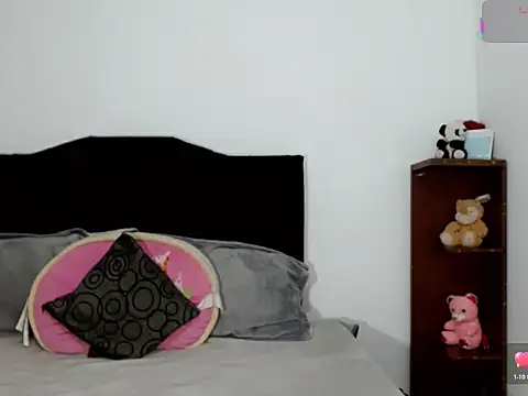 Snapshot of x_isabella_x chatting on December 2025 02:48:01 PM x isabella x online show from December 2025 02:48:01 PM