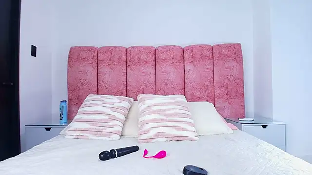 emmacurvy online show from November 2025 03:18:01 AM