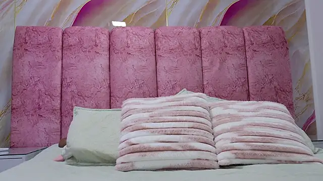 emmacurvy online show from April 2026 03:03:01 AM