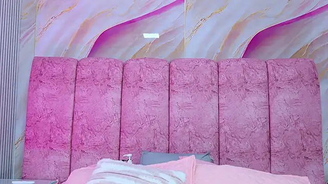 emmacurvy online show from April 2026 03:23:01 AM