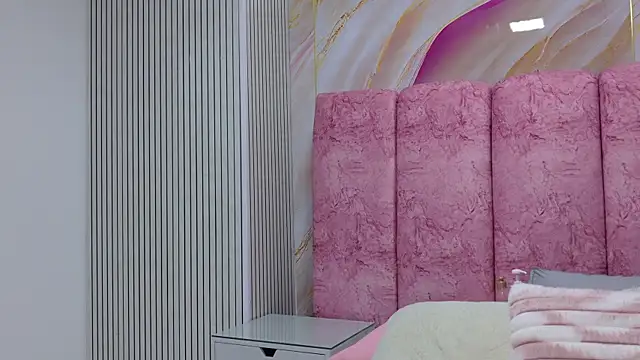 emmacurvy online show from April 2026 03:32:02 AM