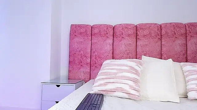 emmacurvy online show from November 2025 03:10:01 AM