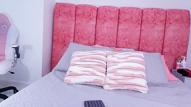 emmacurvy online show from November 2025 03:11:01 AM