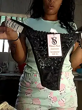 Snapshot of Fernanda30 chatting on December 2025 05:18:01 PM Fernanda30 online show from December 2025 05:18:01 PM