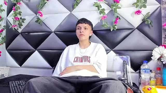 Megan Thompson  online show from November 2025 02:34:02 AM