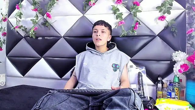 Megan Thompson  online show from December 2025 02:21:01 AM