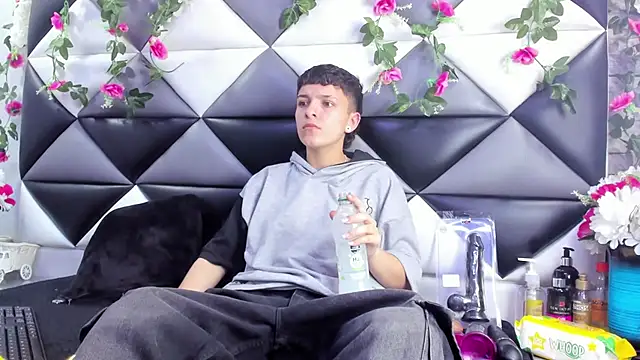 Megan Thompson  online show from November 2025 02:01:01 AM