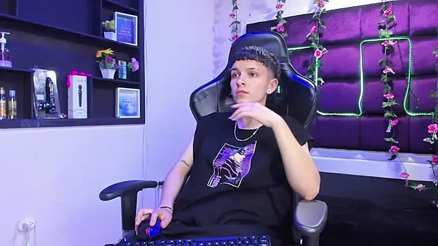 Megan Thompson  online show from November 2025 02:32:02 AM