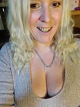 Bouncy-Bella28X online show from November 2025 12:09:01 PM