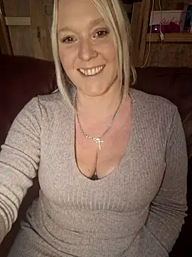 Bouncy-Bella28X online show from December 2025 01:06:01 PM