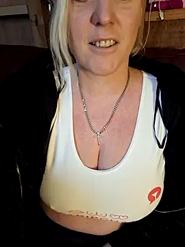 Bouncy-Bella28X online show from November 2025 08:36:02 AM