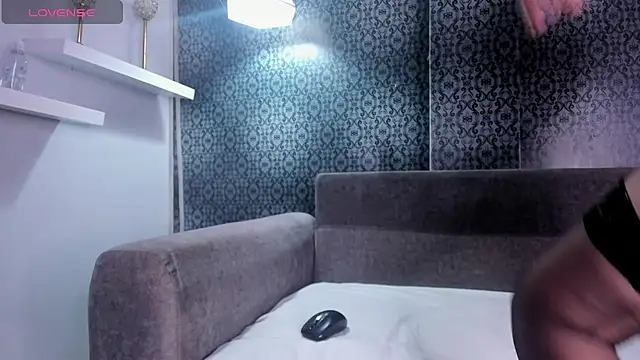 Zoe White  online show from November 2025 12:30:01 PM