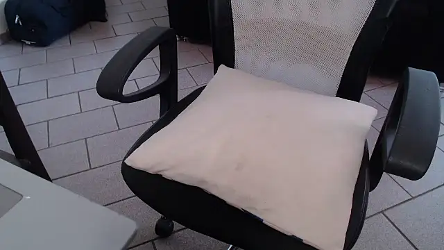 Snapshot of Stronggsexy chatting on October 2025 07:36:01 PM Stronggsexy online show from October 2025 07:36:01 PM