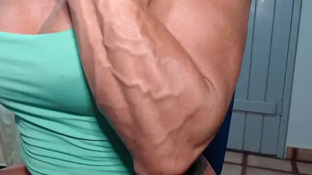 Snapshot of Stronggsexy chatting on December 2025 10:26:02 PM Stronggsexy online show from December 2025 10:26:02 PM