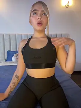 Mia Roswell online show from December 2025 03:00:01 AM