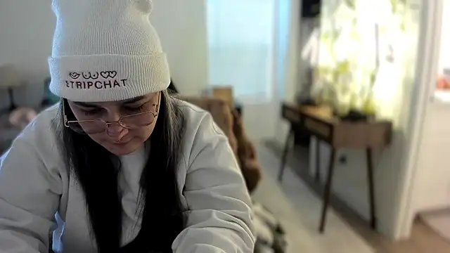 Snapshot of Alix_Valentine chatting on November 2025 03:05:01 PM Alix Valentine online show from November 2025 03:05:01 PM