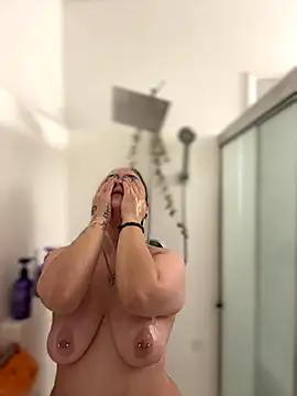 Snapshot of Alix_Valentine chatting on October 2025 04:04:01 PM Alix Valentine online show from October 2025 04:04:01 PM