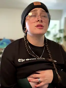 Snapshot of Alix_Valentine chatting on October 2025 07:46:02 PM Alix Valentine online show from October 2025 07:46:02 PM