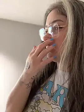 Snapshot of Alix_Valentine chatting on October 2025 08:12:01 PM Alix Valentine online show from October 2025 08:12:01 PM