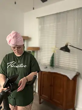 Snapshot of Alix_Valentine chatting on December 2025 08:04:02 PM Alix Valentine online show from December 2025 08:04:02 PM