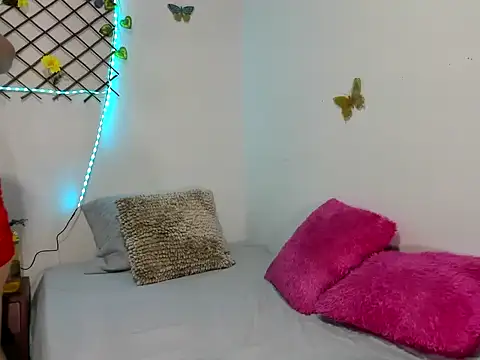 Snapshot of TamiDesire chatting on October 2025 08:43:02 PM TamiDesire online show from October 2025 08:43:02 PM