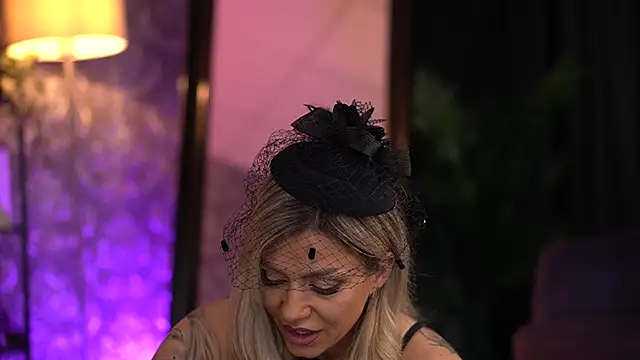 AlmaVelia online show from October 2025 07:35:01 PM