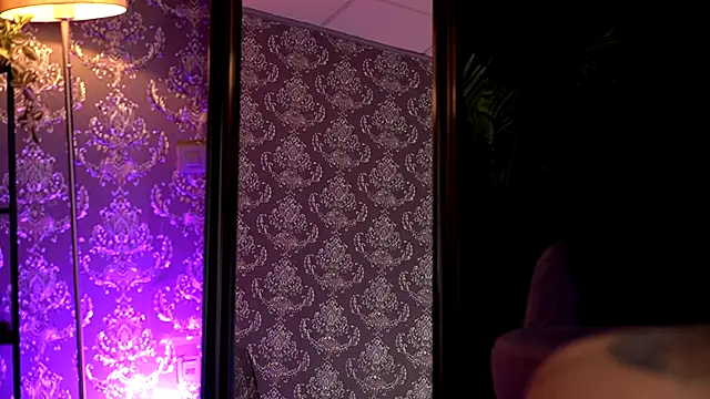 AlmaVelia online show from November 2025 08:02:02 PM