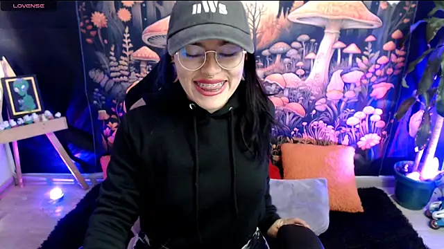 LunaBunny8 online show from November 2025 03:16:02 PM