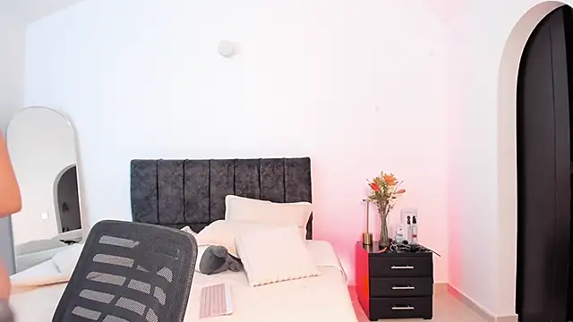 Taylormaxwell online show from December 2025 10:45:02 PM