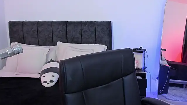 Taylormaxwell online show from February 2026 09:25:01 PM