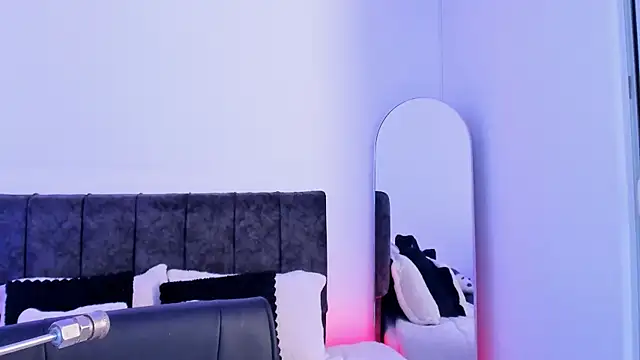 Taylormaxwell online show from April 2026 08:14:02 PM