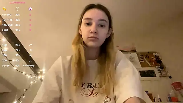 Snapshot of DanaCore chatting on November 2025 06:09:01 PM DanaCore online show from November 2025 06:09:01 PM