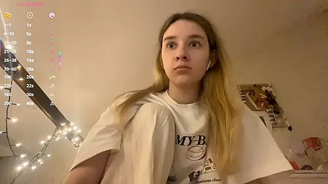 Snapshot of DanaCore chatting on November 2025 04:55:02 PM DanaCore online show from November 2025 04:55:02 PM