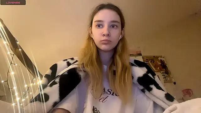 Snapshot of DanaCore chatting on November 2025 06:14:01 PM DanaCore online show from November 2025 06:14:01 PM