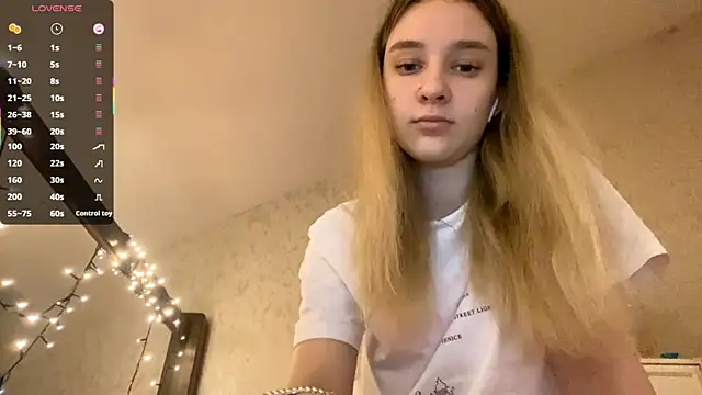 Snapshot of DanaCore chatting on October 2025 05:25:02 PM DanaCore online show from October 2025 05:25:02 PM