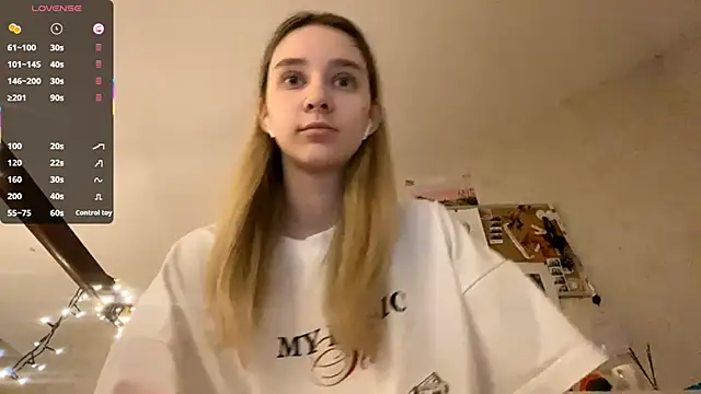 Snapshot of DanaCore chatting on October 2025 03:47:02 PM DanaCore online show from October 2025 03:47:02 PM