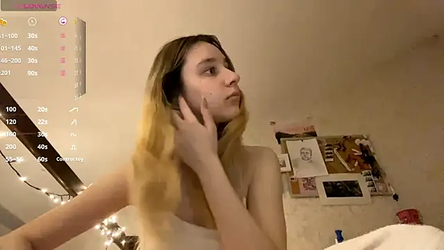 Snapshot of DanaCore chatting on November 2025 04:29:01 PM DanaCore online show from November 2025 04:29:01 PM