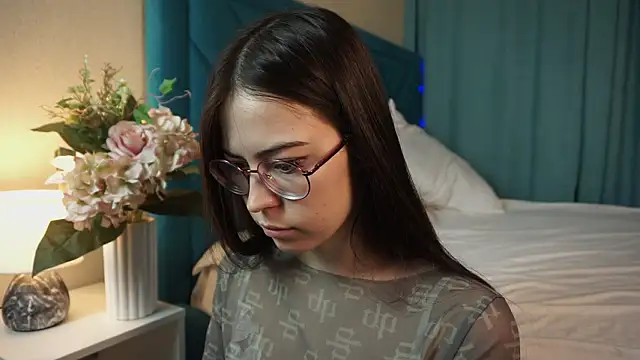 ywixos online show from February 2026 02:04:02 PM