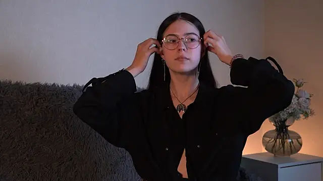 ywixos online show from September 2025 02:01:01 PM