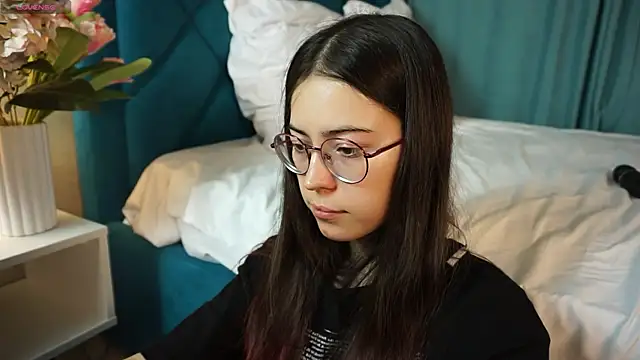 ywixos online show from December 2025 02:32:01 PM