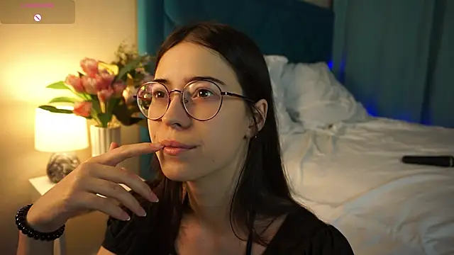 ywixos online show from November 2025 01:26:01 PM