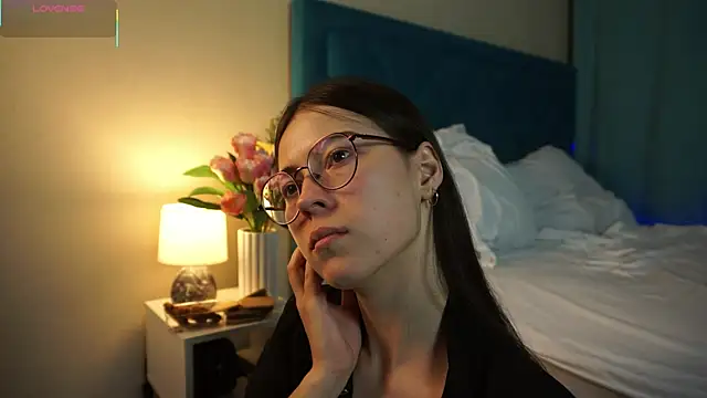 ywixos online show from November 2025 02:43:02 PM