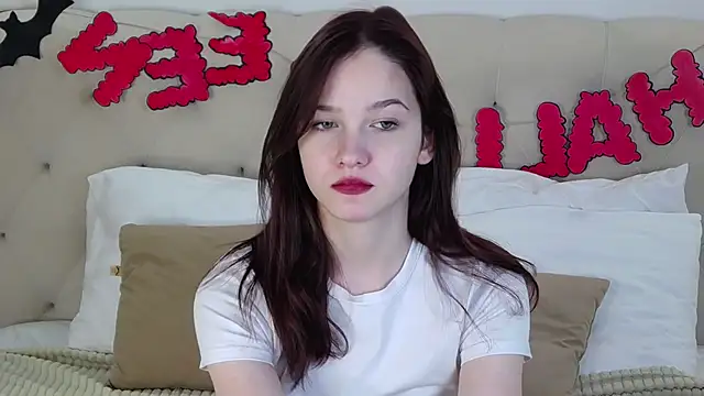 Snapshot of MichelleRoux chatting on November 2025 12:43:02 PM MichelleRoux online show from November 2025 12:43:02 PM