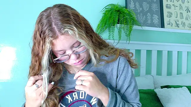 Snapshot of BelaMiller_ chatting on November 2025 11:37:01 AM BelaMiller online show from November 2025 11:37:01 AM