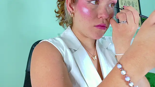 Snapshot of BelaMiller_ chatting on October 2025 11:53:02 AM BelaMiller online show from October 2025 11:53:02 AM