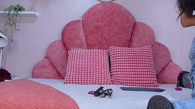 TiffValentinee  online show from October 2025 07:57:02 PM